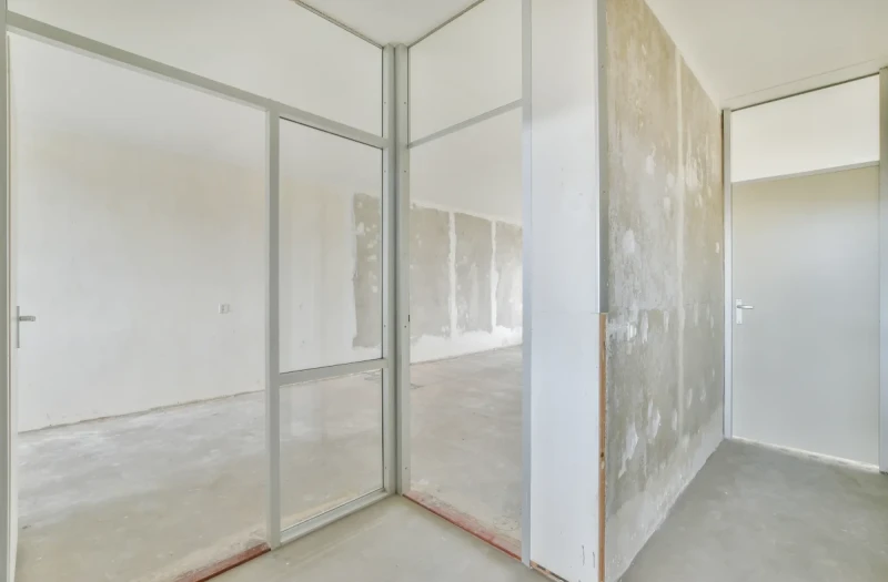 Glass partition with aluminium profiles in a shell space