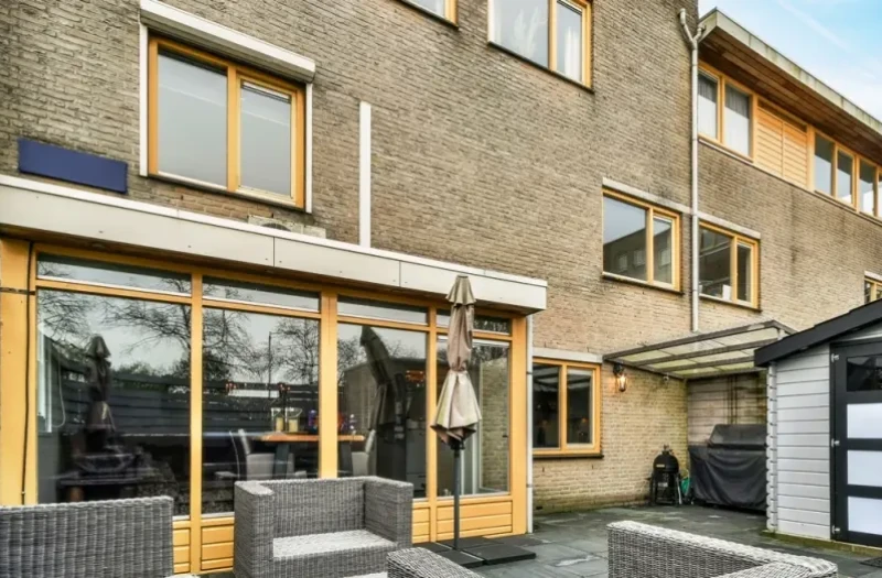Veranda with glass front at the rear of a terraced house